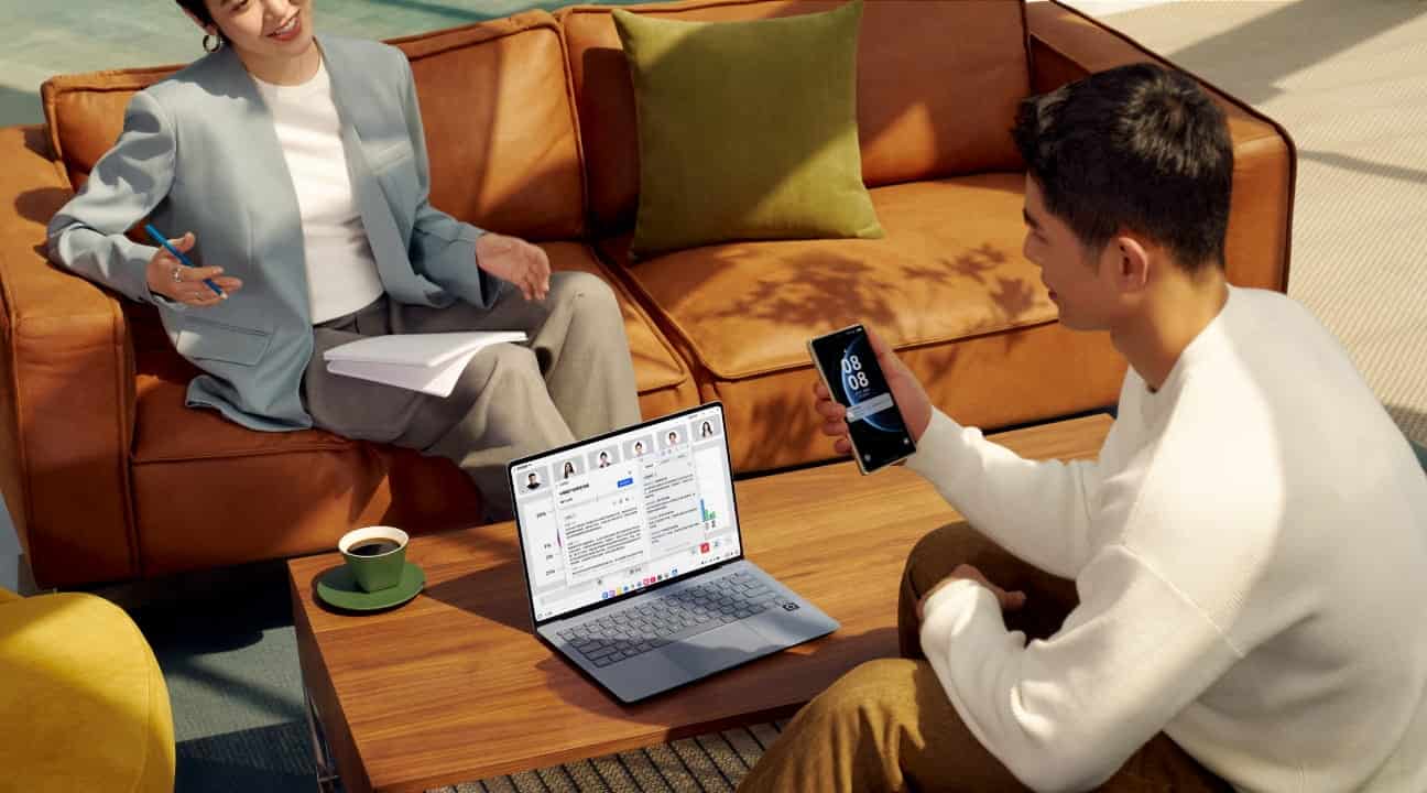 HUAWEI MateBook Pro 的创拍图，展示了搭载 HarmonyOS 5 的功能