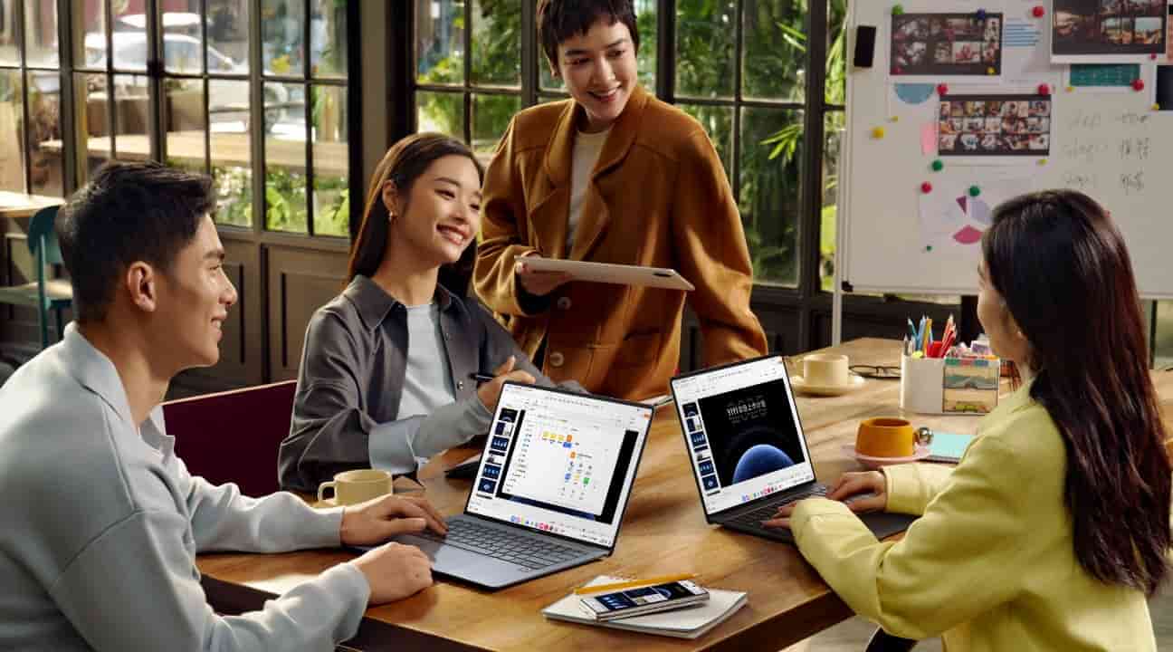 HUAWEI MateBook Pro 的创拍图，展示了鸿蒙互联的功能