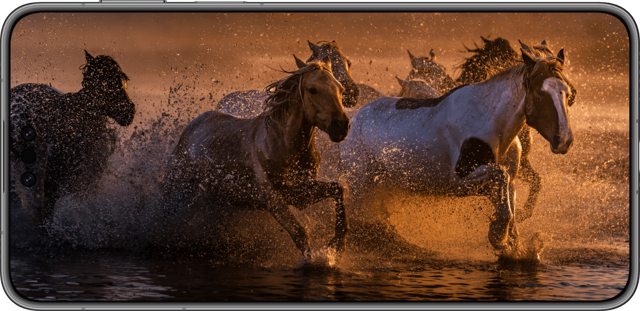 HUAWEI Mate 70 RS 非凡大师 ,手机正面图,展示手机使用很流畅的创意图片