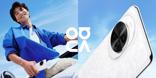 男性模特拿着凝霜白 HUAWEI nova 14 Pro