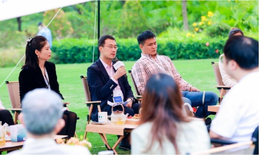 Kevin Ho speaking with accessibility engineers, developers, and users with physical impairments at Songshan Lake, Dongguan