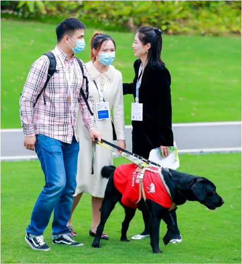 Zou Shiyong and his guide dog Liuliu at the 2022 Huawei Developer Conference